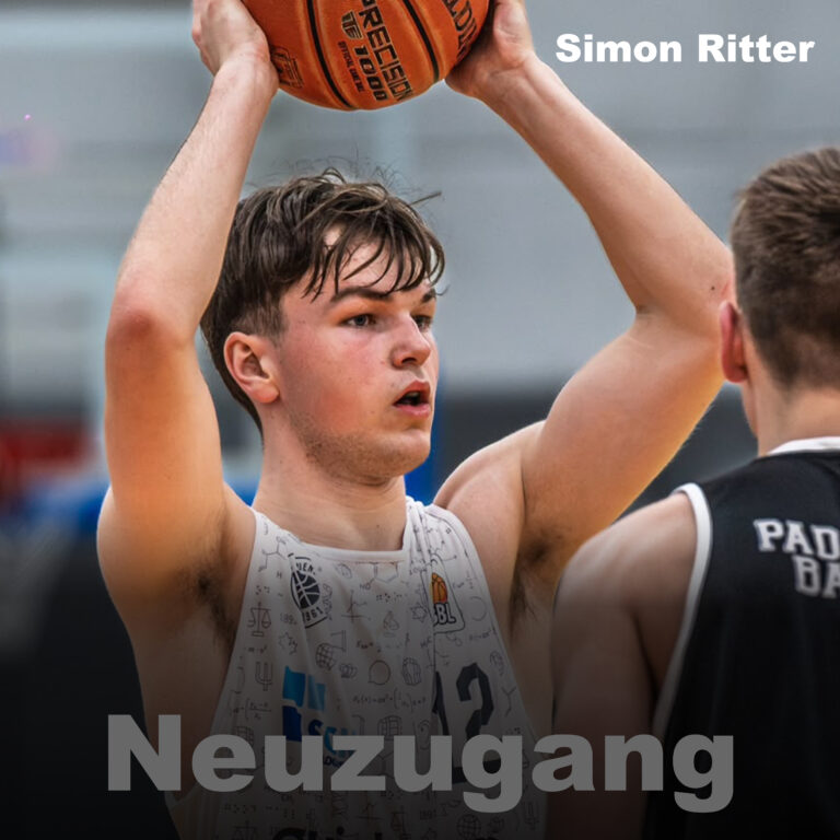 Simon Ritter mit Basketball