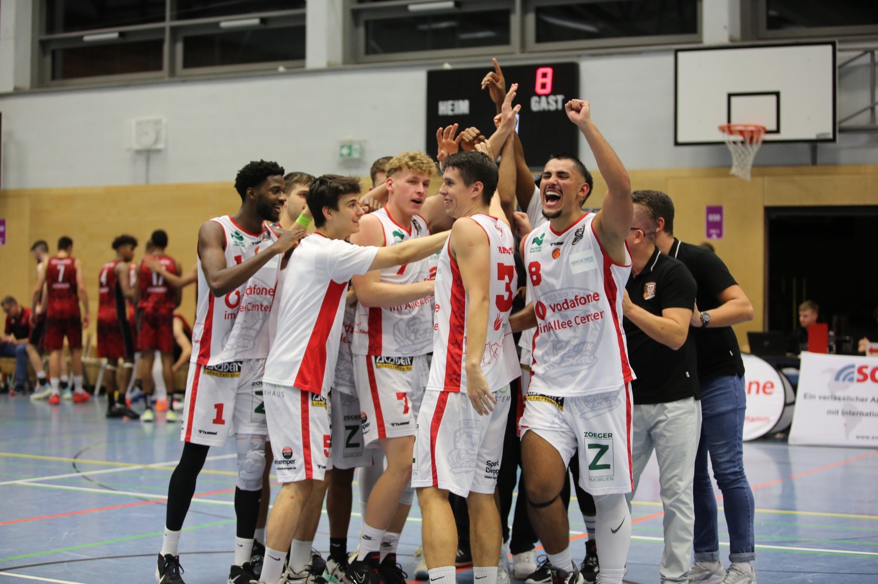 Die HammStars feiern gemeinsam auf dem Basketballfeld